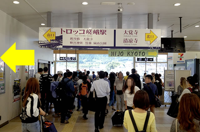 JR嵯峨嵐山駅改札を右へ出る