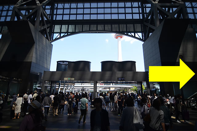 JR京都駅中央口から一番近いコインロッカーへの道順01