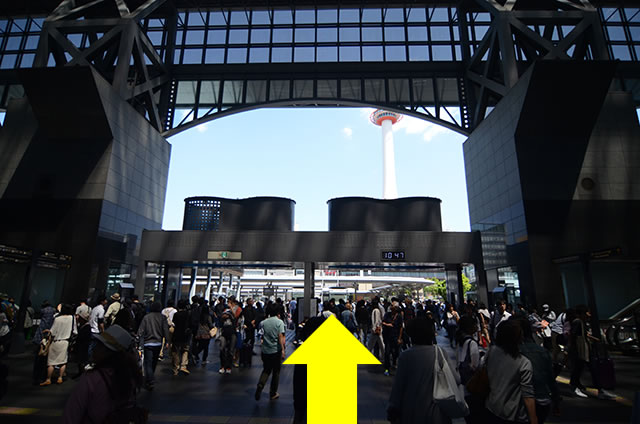 中央口から京都駅バス乗り場へ01