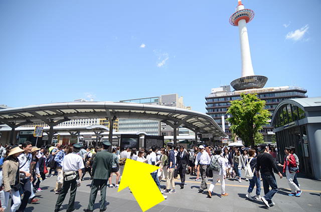 中央口から京都駅バス乗り場へ02