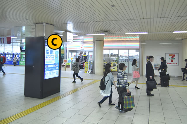 JR京都駅地下東改札口前のコンビニ