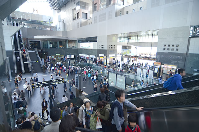 JR京都駅中央口（烏丸口）改札の外上より