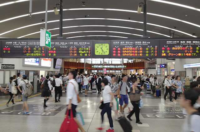 JR京都駅西口改札内より