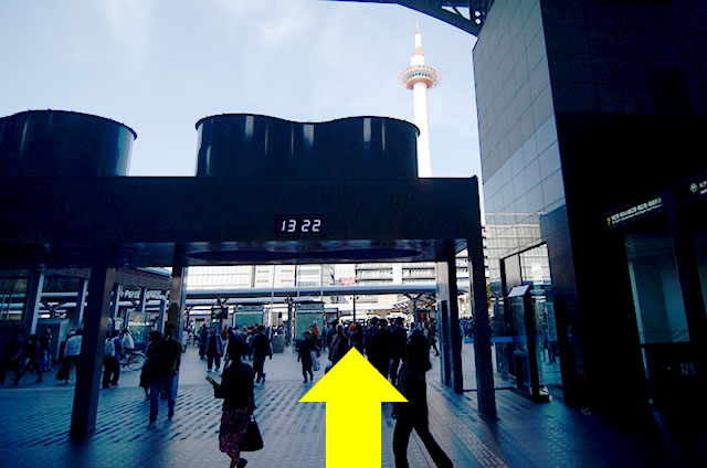 JR京都駅中央口から地下鉄のりばへの行き方道順01