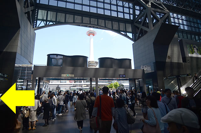 京都駅直結の京都らしいランチ・中華そば 京都拉麺小路「ますたにラーメン」への写真付行き方道順01