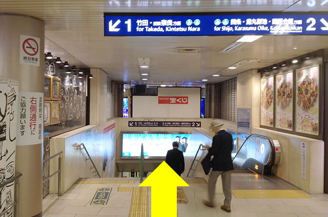 JR京都駅在来線ホームから京都国際マンガミュージアムへ地下階段を降ります